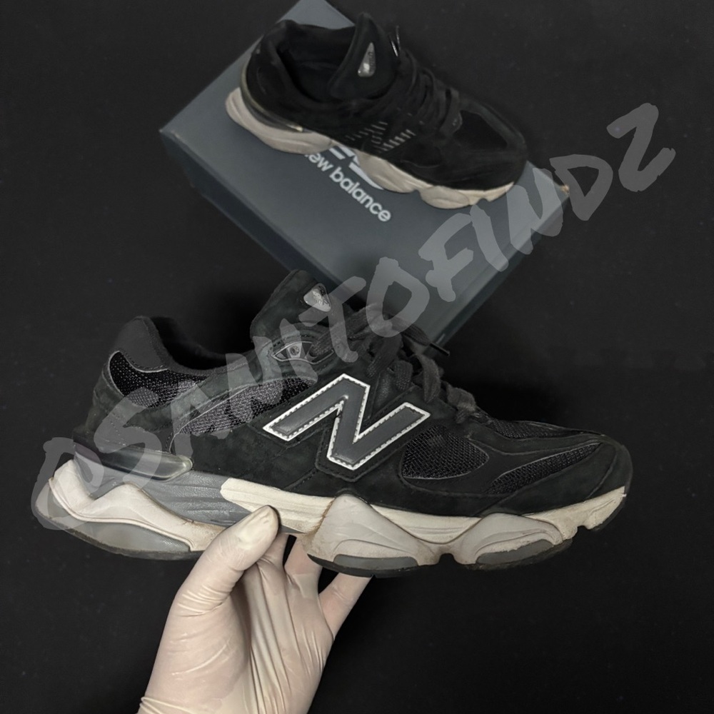 New Balance Men's Black and Grey Sneakers